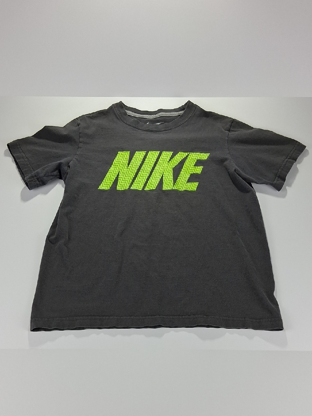 Boys Nike Short Sleeve T-Shirt Size Medium with Neon Green Logo Dark Grey